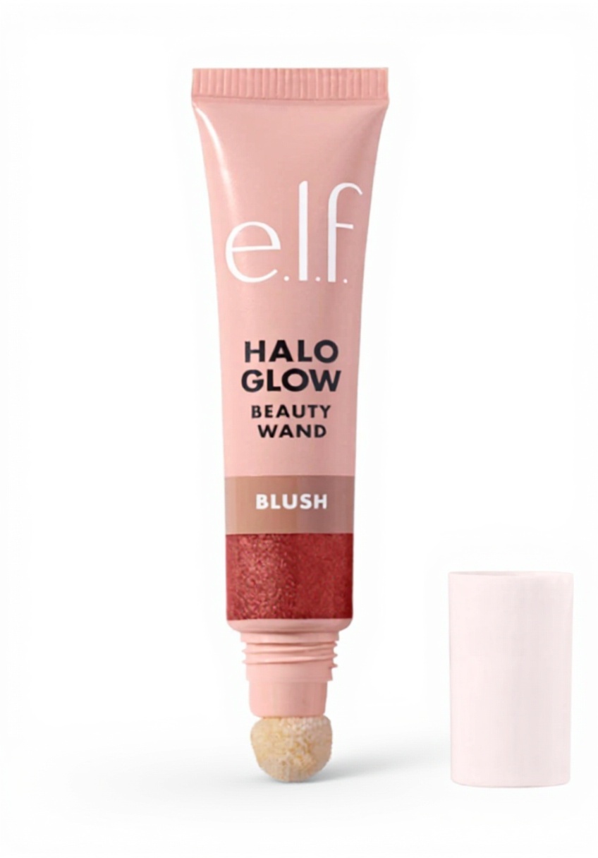 Application de la baguette e.l.f. Halo Glow sur les joues pour un éclat naturel