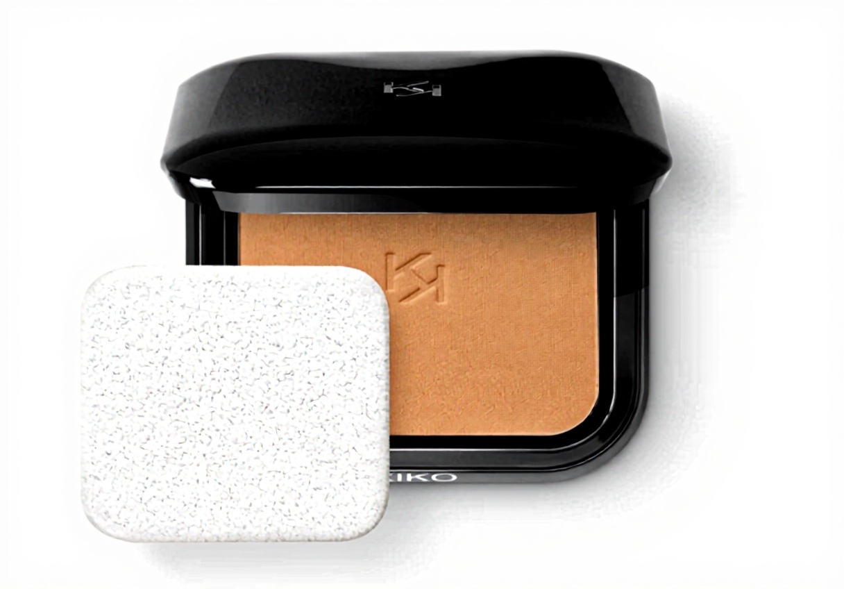 Application du fond de teint poudre KIKO sur le visage