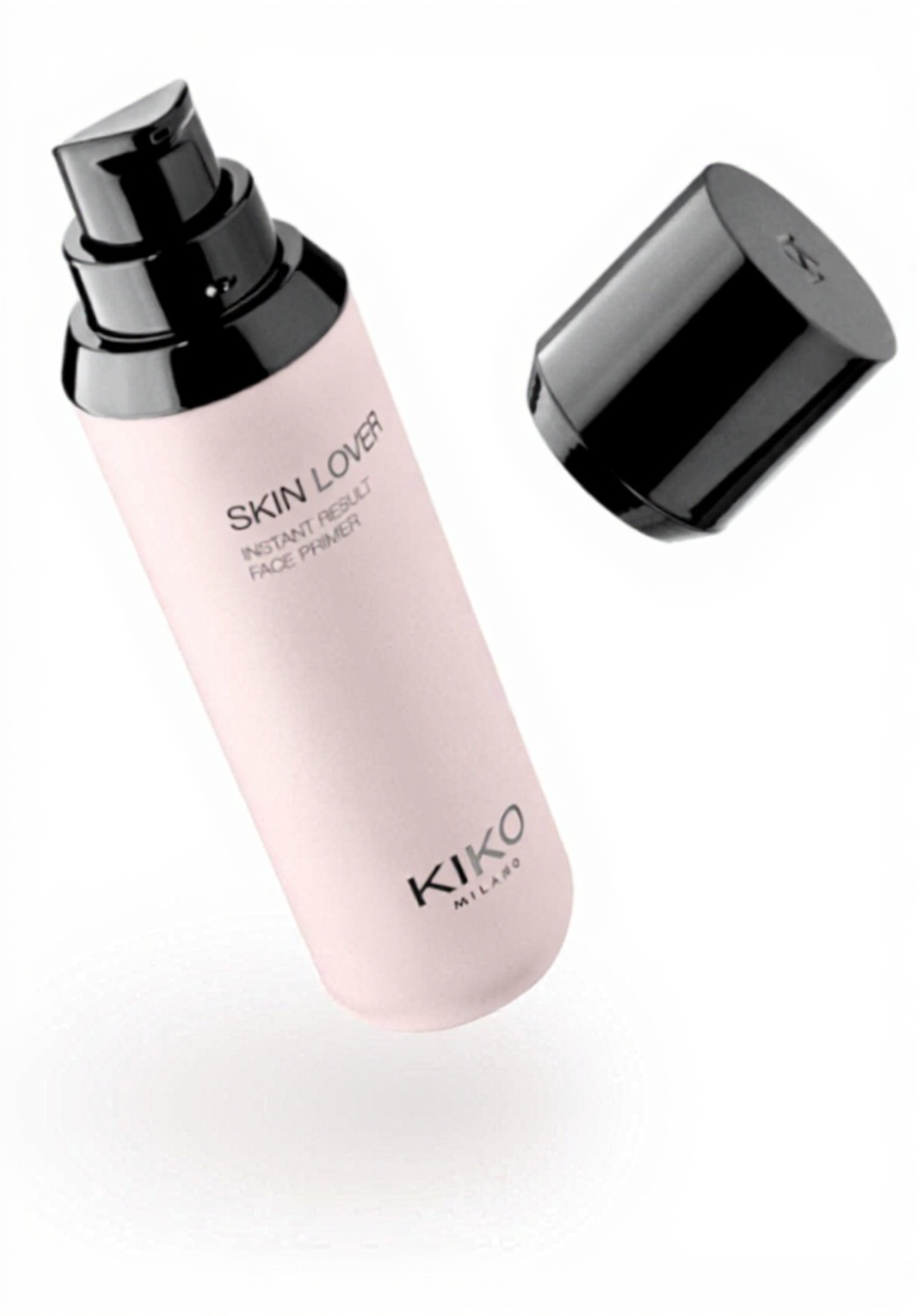Application de la base de teint KIKO Milano sur le visage