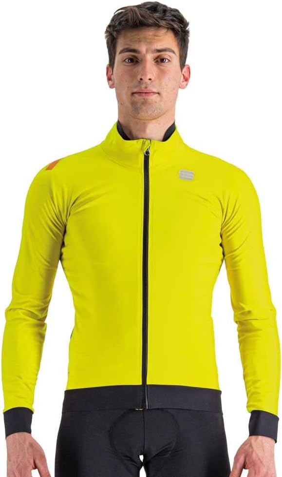 Veste Sportful homme en action sur un vélo par temps pluvieux