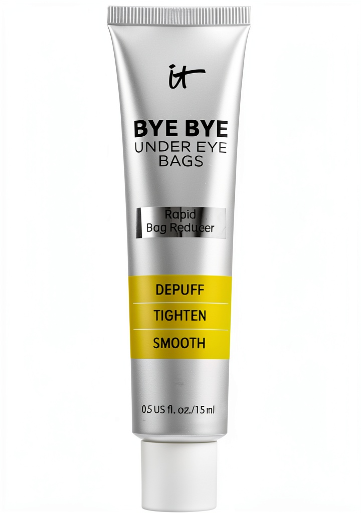 Application du traitement yeux anti-poches IT Cosmetics sur le contour des yeux
